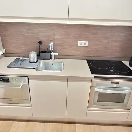 Metro And Апартаменты *